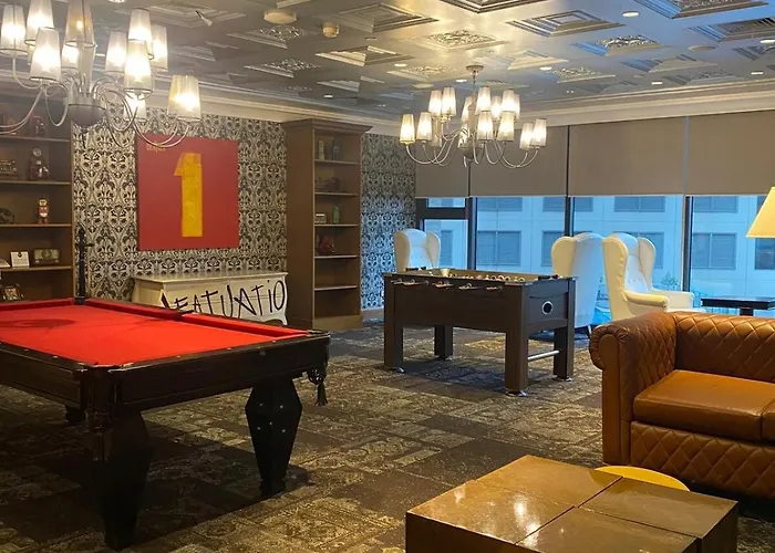 Poblacion Makati With Pool, Gym, Jacuzzi, Pool Table And Fast Wifi *