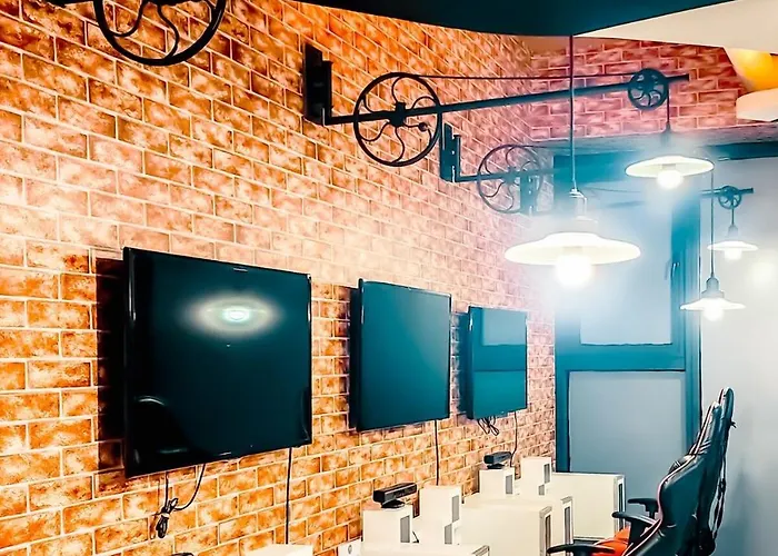 Apartment Poblacion Makati With Pool, Gym, Jacuzzi, Pool Table And Fast Wifi