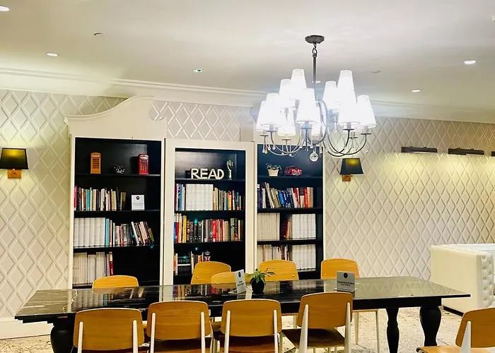 Poblacion Makati With Pool, Gym, Jacuzzi, Pool Table And Fast Wifi *