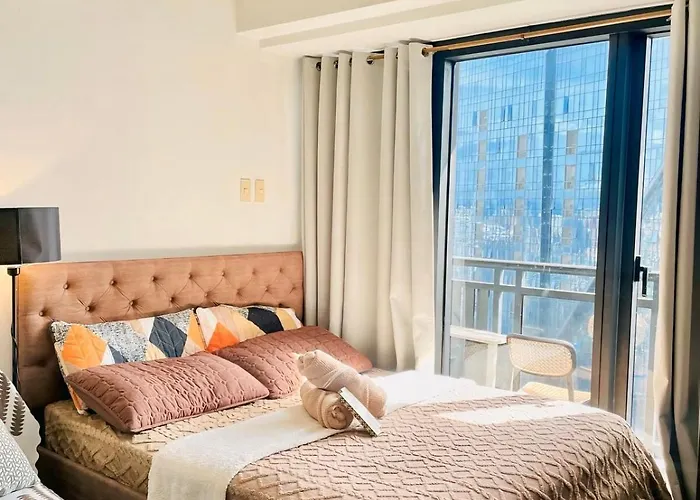 Poblacion Makati With Pool, Gym, Jacuzzi, Pool Table And Fast Wifi