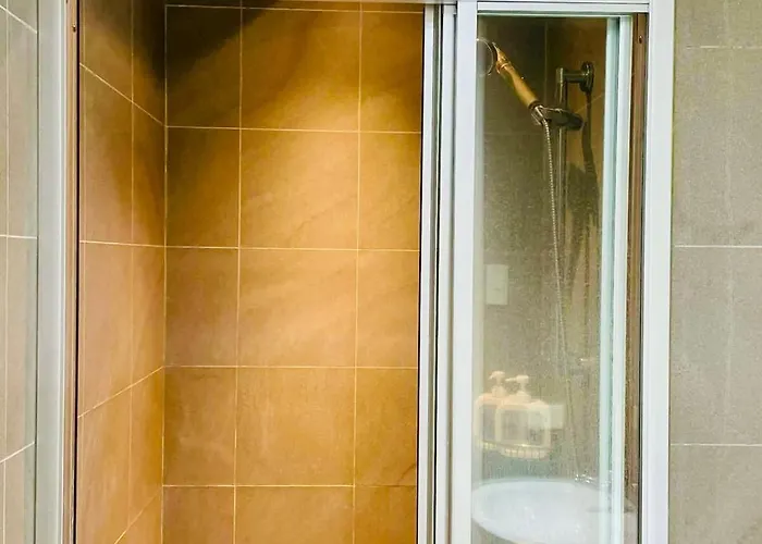Poblacion Makati With Pool, Gym, Jacuzzi, Pool Table And Fast Wifi * Manila