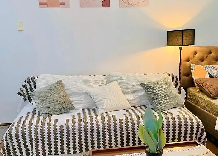 Poblacion Makati With Pool, Gym, Jacuzzi, Pool Table And Fast Wifi